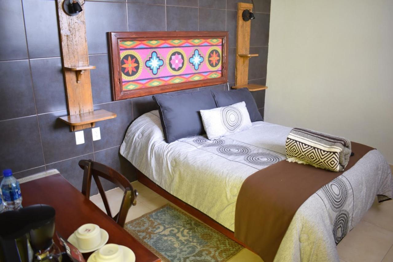 Hotel Las Candelas De กัวมานตลา ภายนอก รูปภาพ